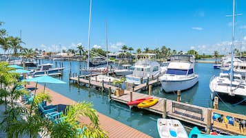 Deluxe Studio, 1 King Bed, Marina View