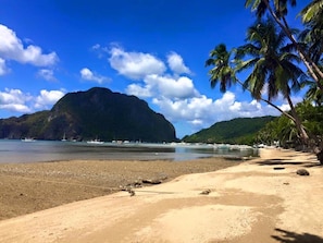 On the beach, free beach cabanas, sun-loungers, beach towels - Stunning Republic Beach Resort (El Nido)