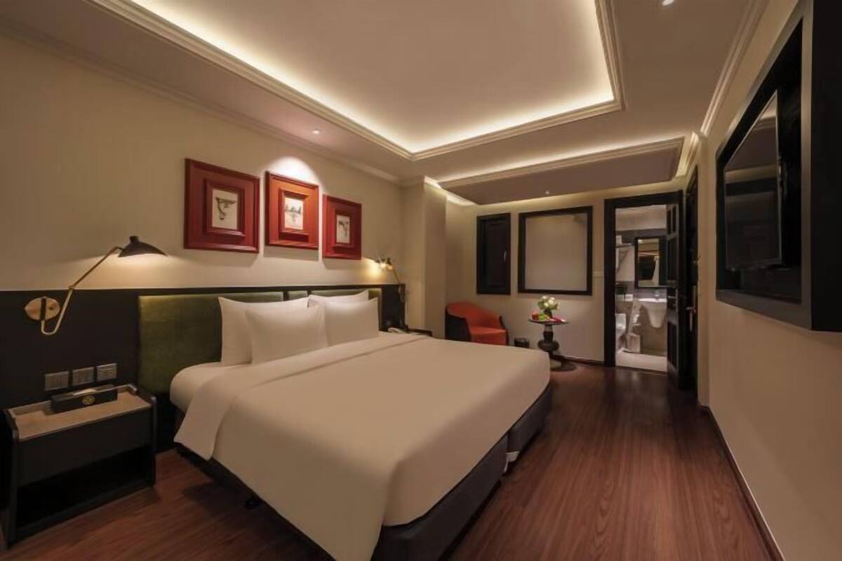 Frigobar, cofres nos quartos, cortinas blackout, quartos à prova de som