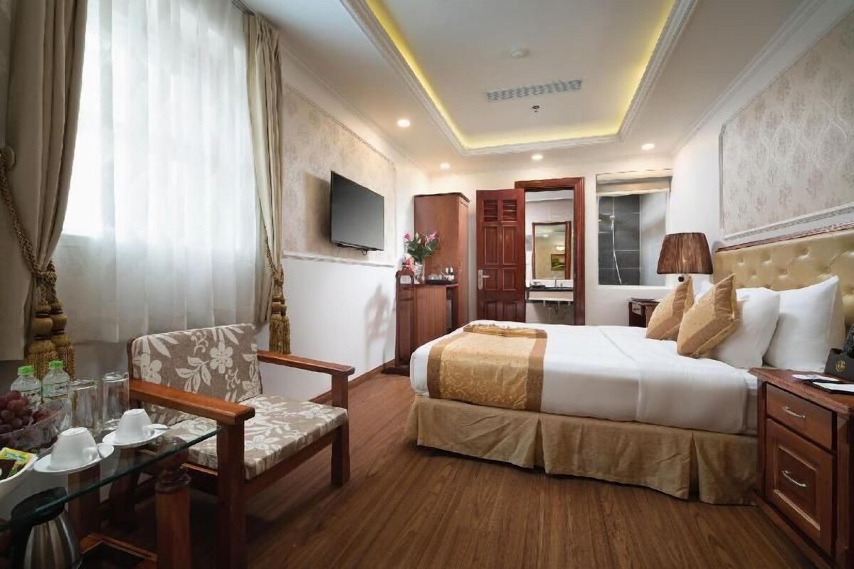 Minibar, in-room safe, laptop workspace, blackout drapes