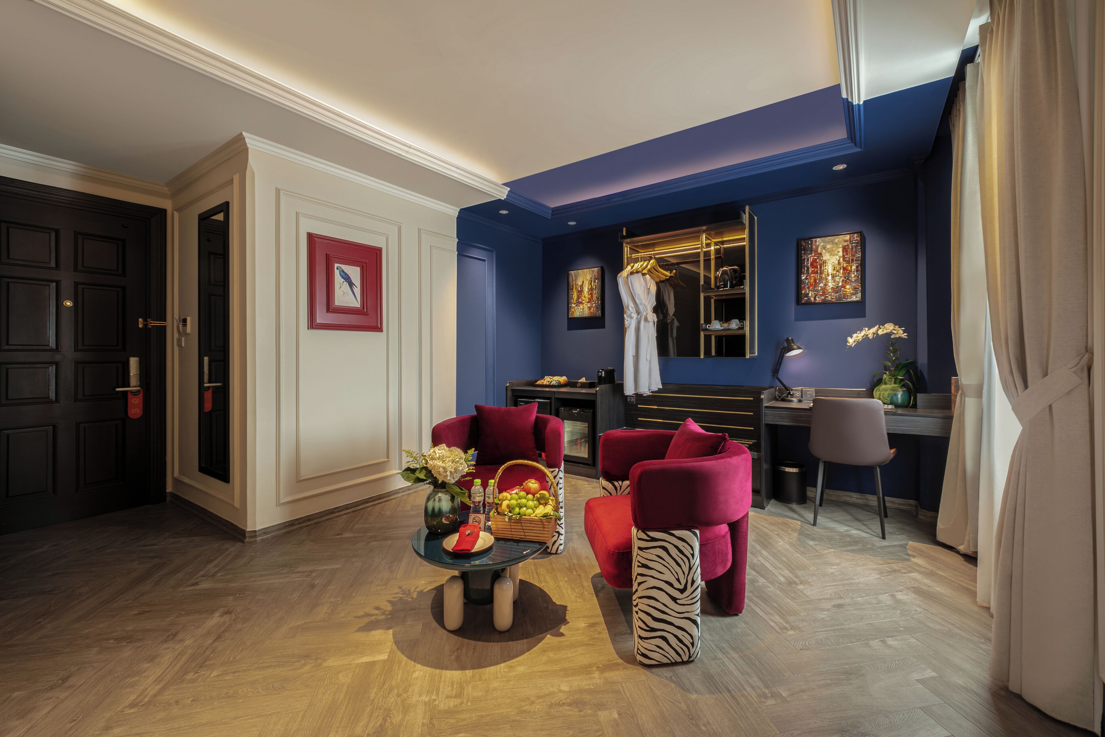 premier suite - city view window | 1 bedroom, minibar, in-room safe, blackout curtains