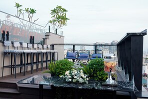 Swim-up bar - Champton Hanoi Hotel (Hanoi)