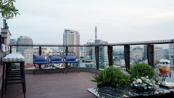 Swim-up bar