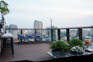 Swim-up bar
