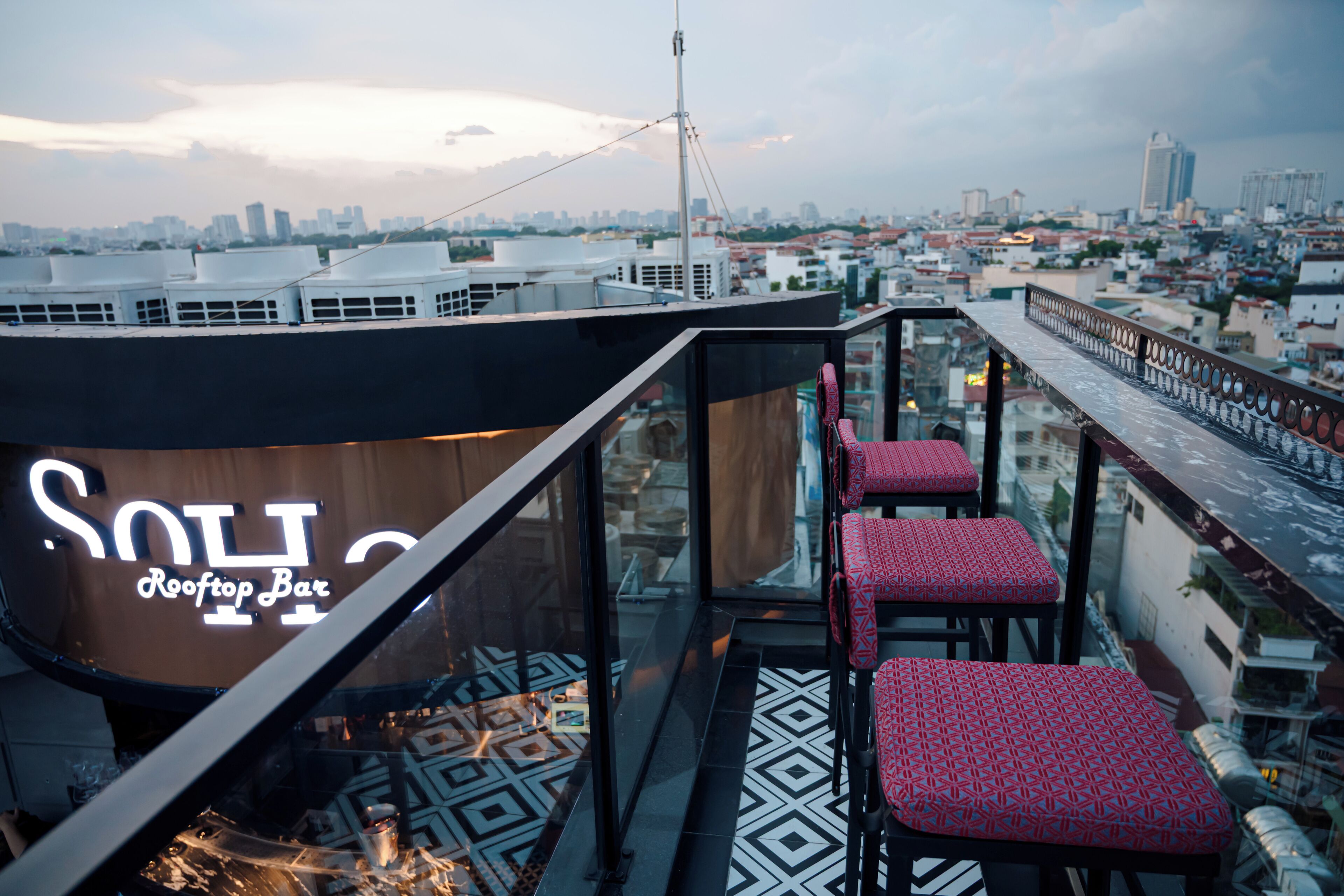 Swim-up bar