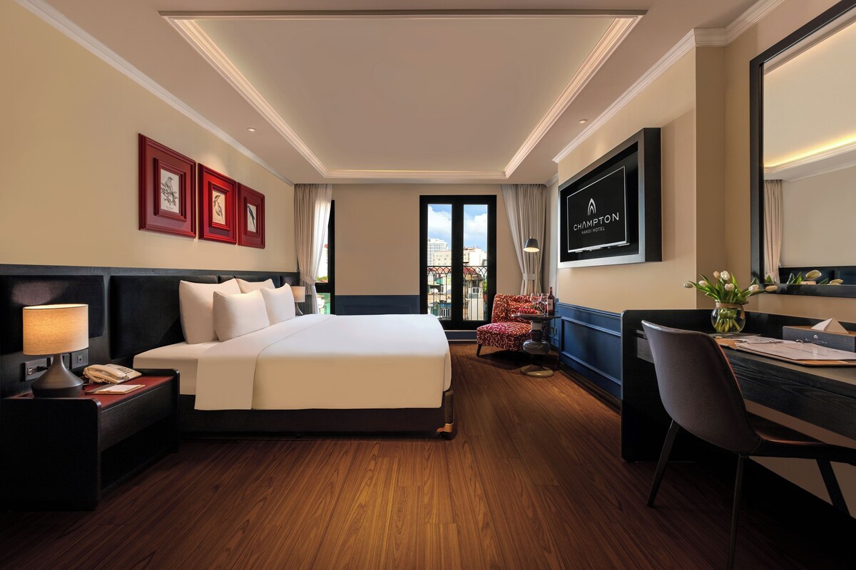 Old Quarter Suite Double | Minibar, in-room safe, laptop workspace, blackout drapes