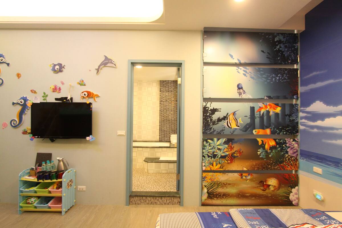 ห้องแฟมิลี่สำหรับสี่ท่าน, เตียงคิงไซส์ 1 เตียง, อ่างอาบน้ำ | เครื่องนอนระดับพรีเมียม, ผ้าม่านกันแสง, ห้องเก็บเสียง, Wi-Fi ฟรี