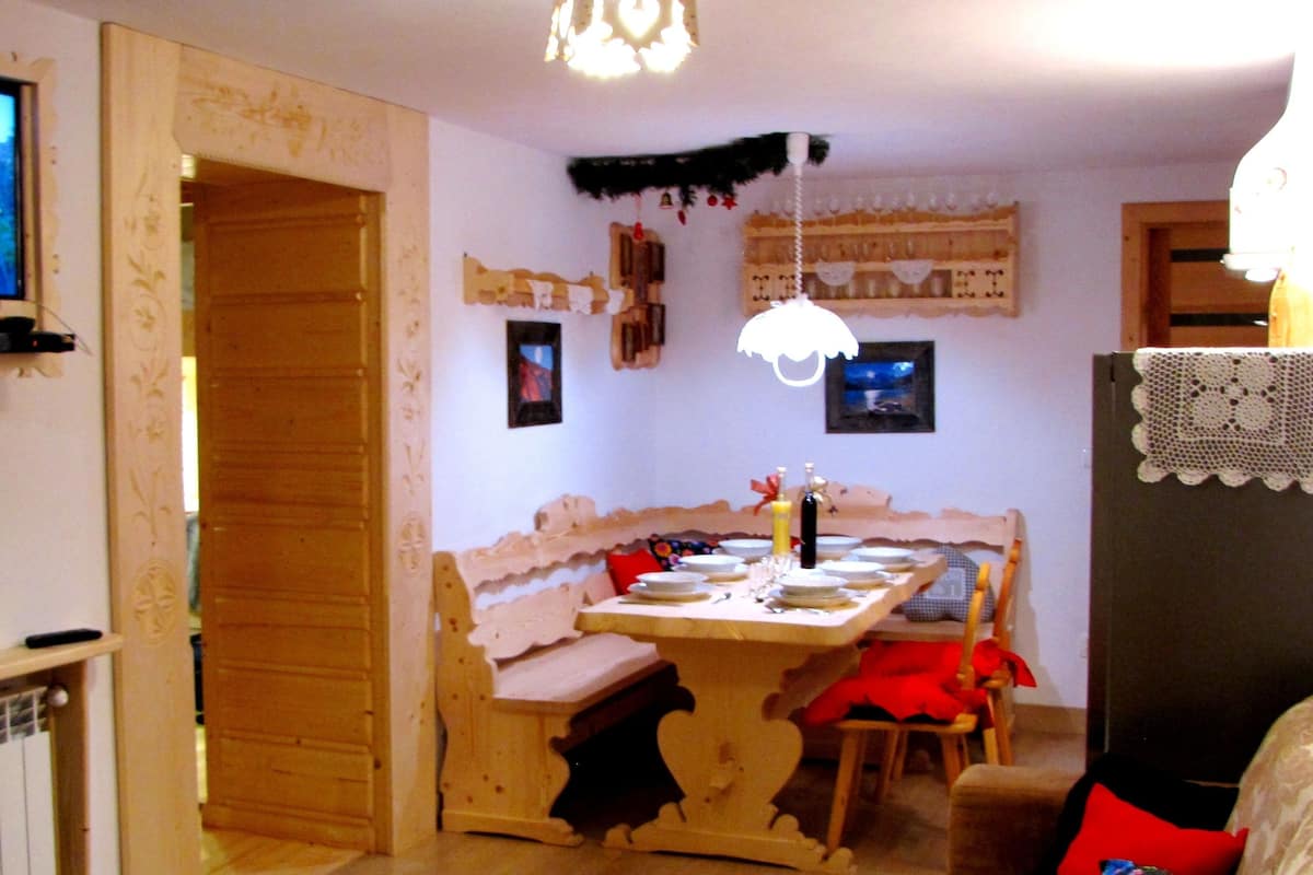 Chalet, 2 Bedrooms, Mountain View (Number 2) | In-room dining