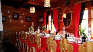 Chalet, 6 Bedrooms, Terrace, Mountain View (Number 1) | In-room dining
