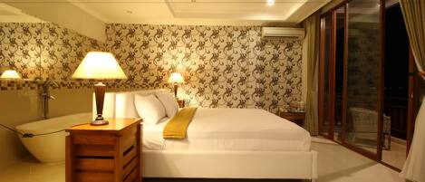 Escritorio, cortinas blackout y wifi gratis