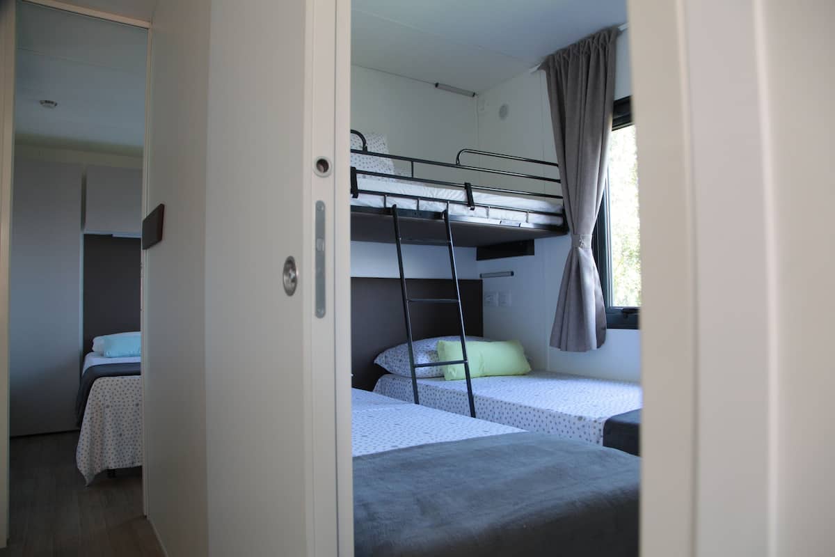 Husvogn – superior, 2 soverom | Dundyner, safe på rommet og sengetøy