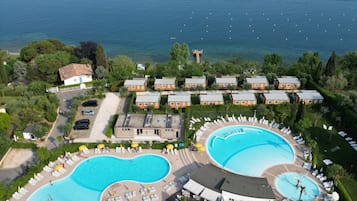 Piscine extérieure, parasols de plage, chaises longues