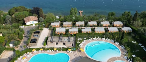 Piscine extérieure, parasols de plage, chaises longues