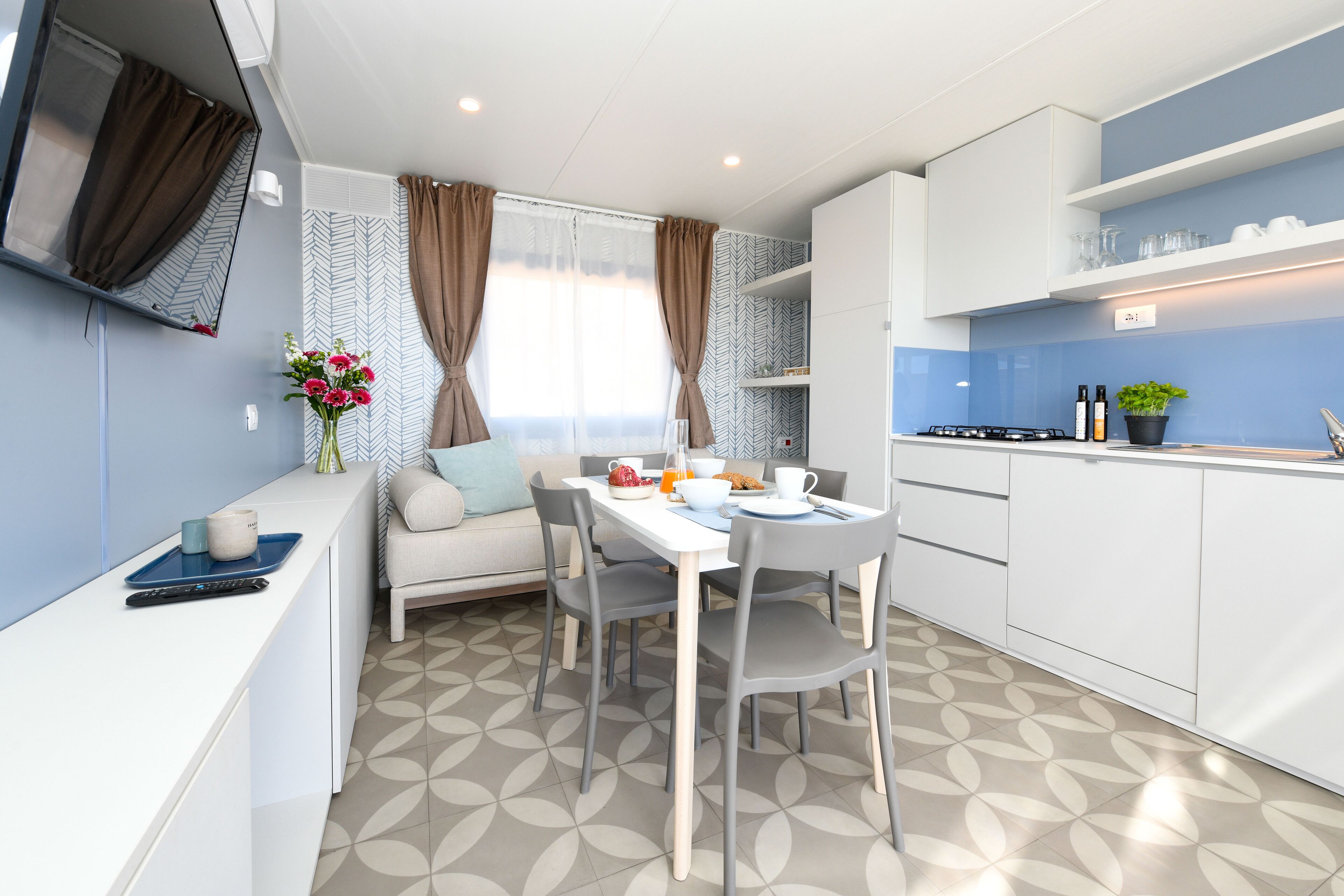 Husvogn – exclusive | Eget kjøkken | Kjøleskap, mikrobølgeovn, kokeplater og høy barnestol