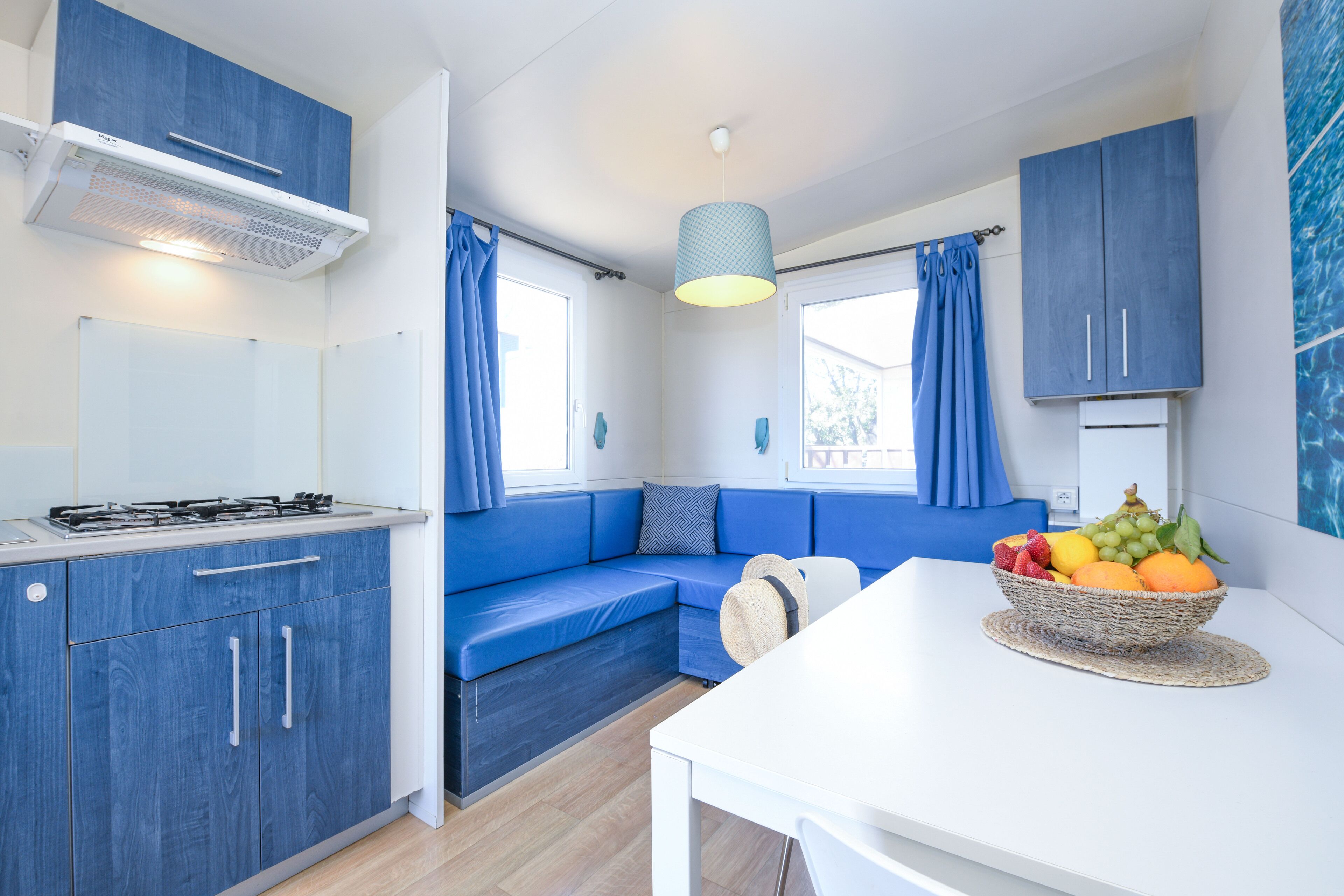 Husvogn – comfort | Eget kjøkken | Kjøleskap, mikrobølgeovn, kokeplater og høy barnestol