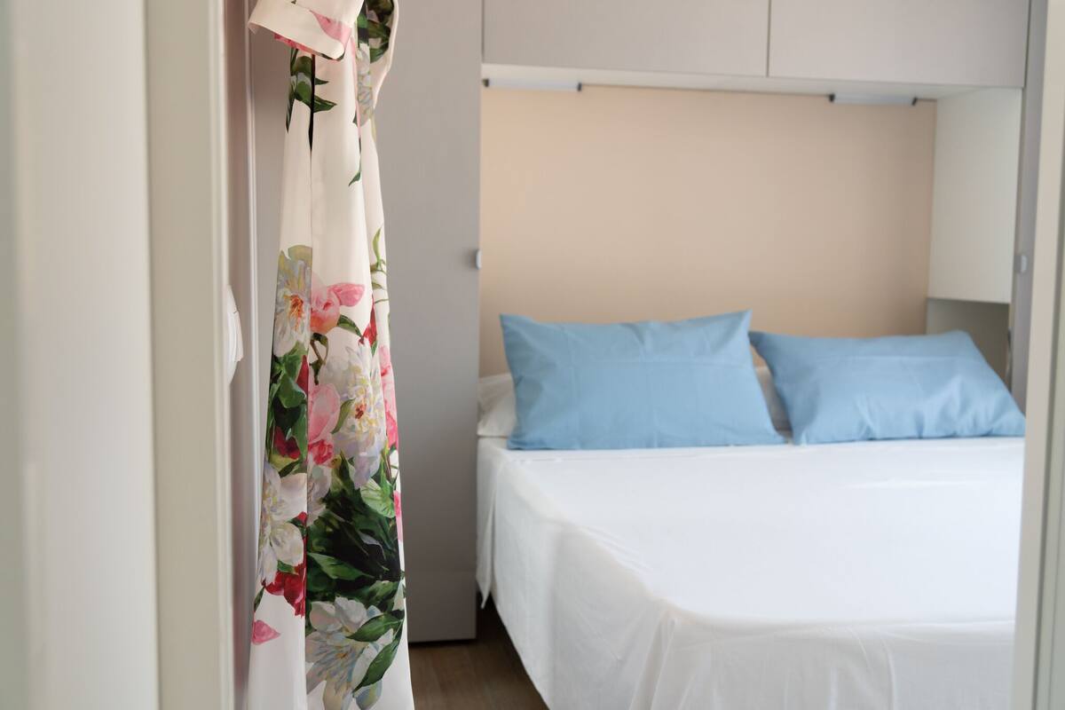 บ้านเคลื่อนที่สำหรับครอบครัว | ผ้านวมขนเป็ด, ตู้นิรภัยในห้องพัก, ผ้าปูที่นอน