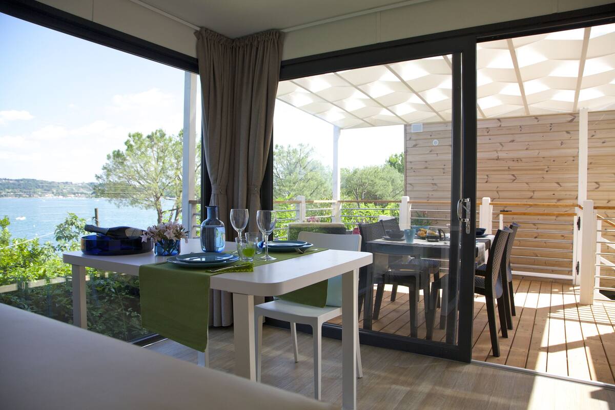 บ้านเคลื่อนที่พาโนรามิก | ผ้านวมขนเป็ด, ตู้นิรภัยในห้องพัก, ผ้าปูที่นอน