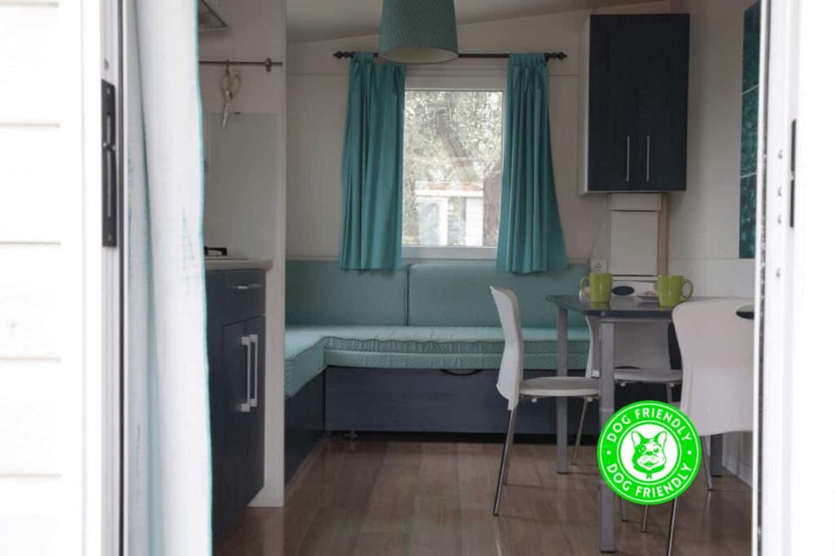 Comfort Mobile Home, 2 Bedrooms | Ruang tamu | TV skrin rata, bola sepak meja, meja ping pong