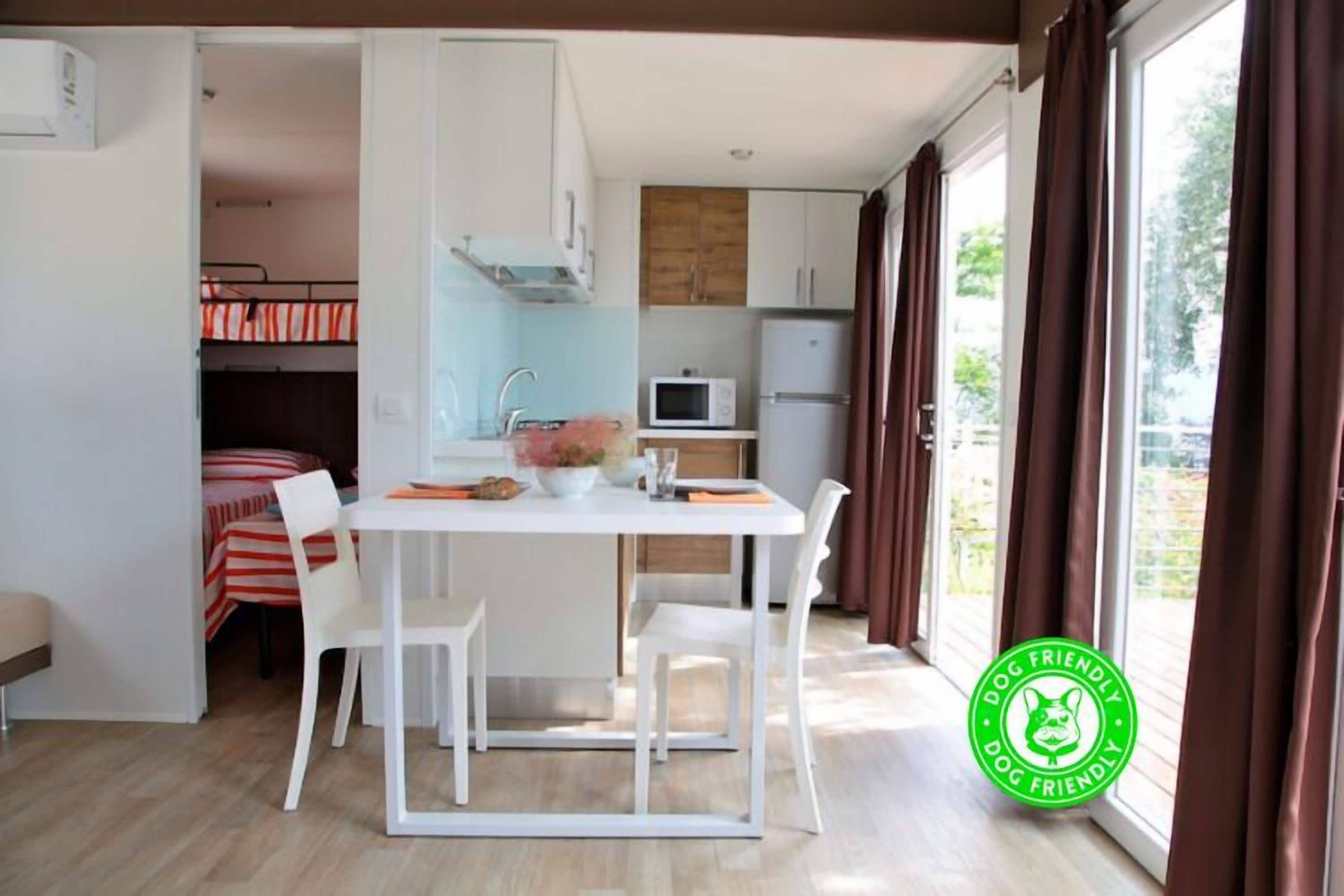 Mobile Signature-Unterkunft | Wohnbereich | Flachbildfernseher, Tischfußball, Tischtennisplatte