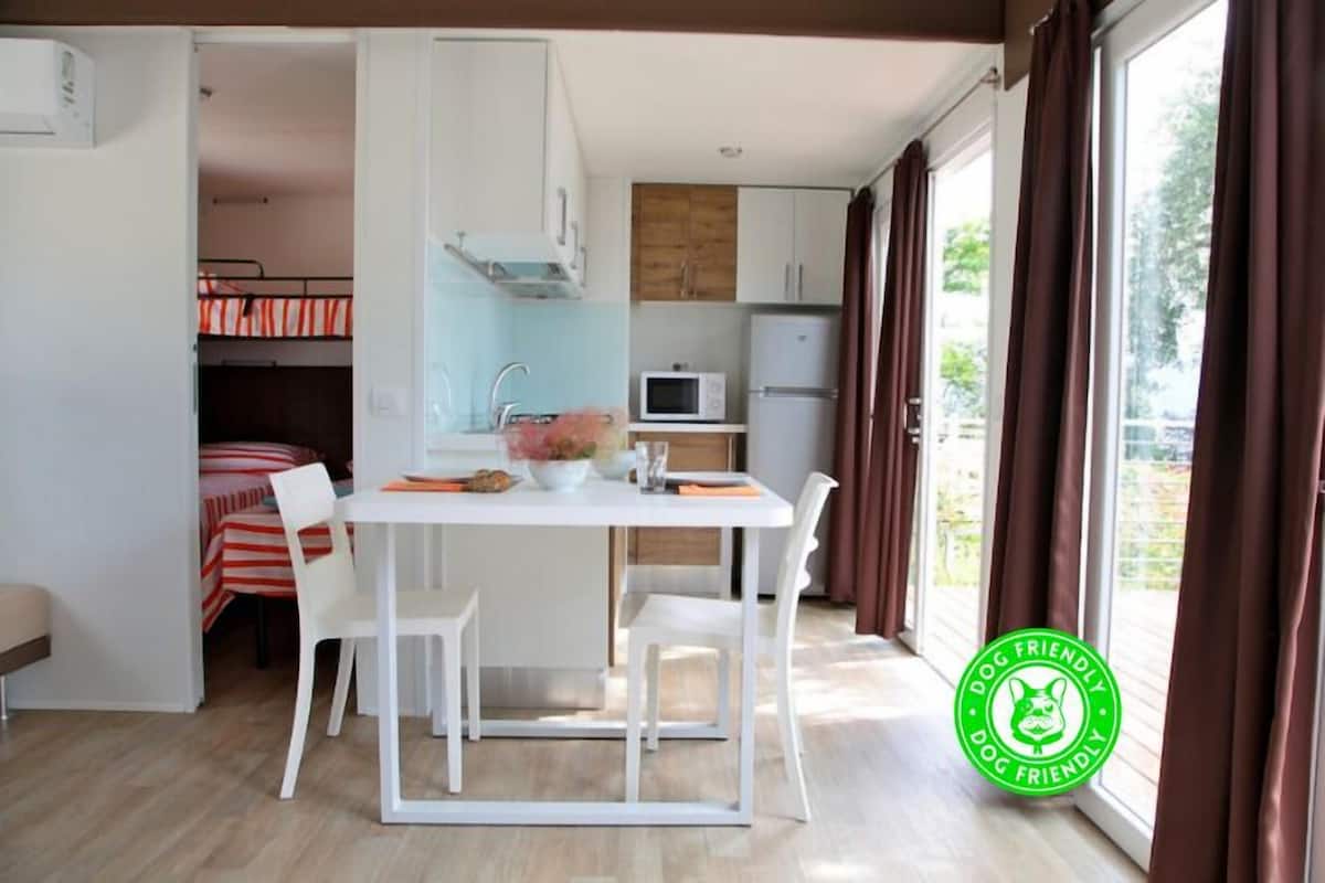 Casa rodante Prestigio | Área de sala de estar | Televisión de pantalla plana, futbolito y tenis de mesa
