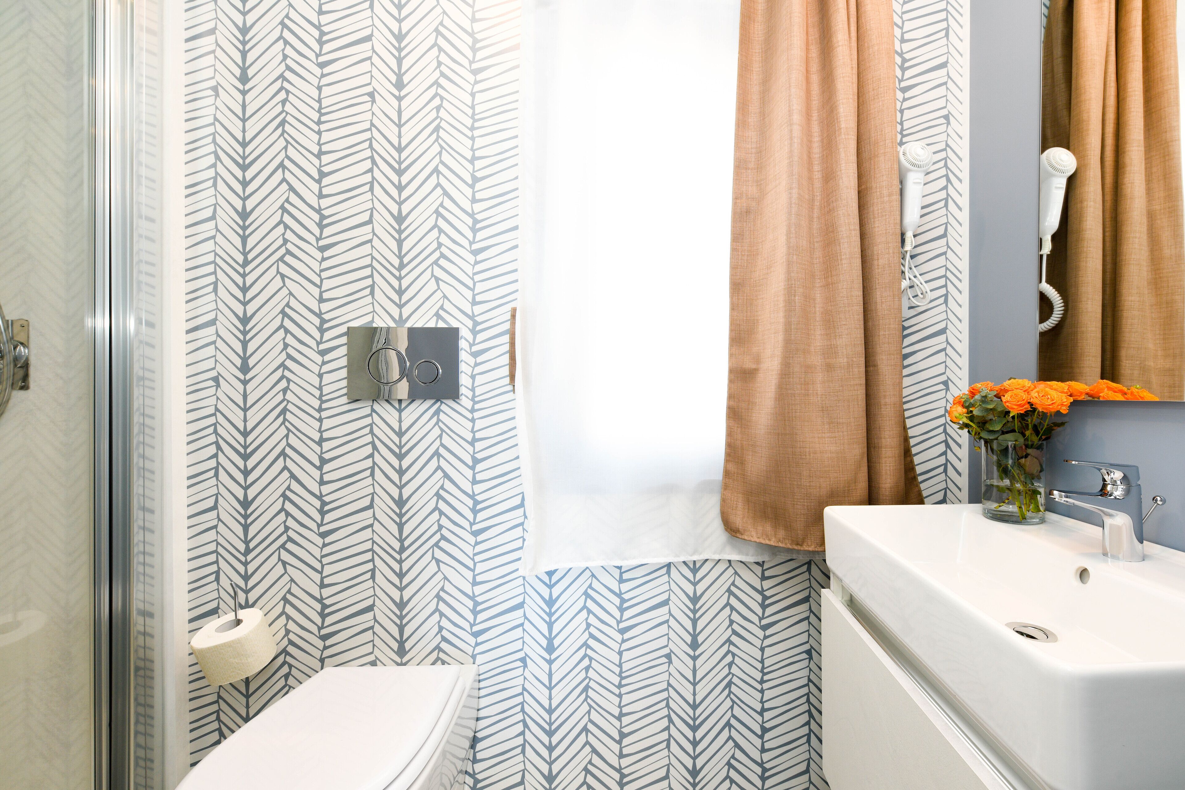 Ein Badezimmer mit Dusche, Toilette und Waschbecken.