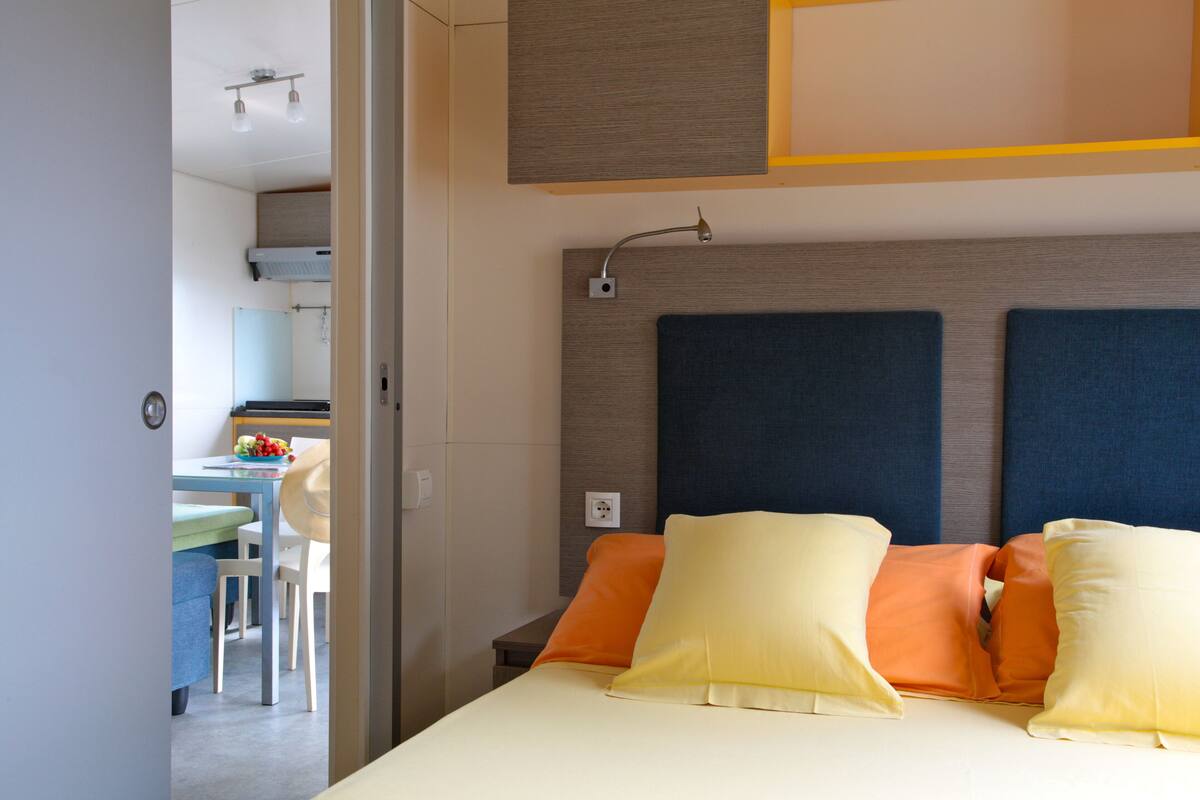 บ้านเคลื่อนที่คลาสสิก, 2 ห้องนอน, ริมทะเลสาบ | ผ้านวมขนเป็ด, ตู้นิรภัยในห้องพัก, ผ้าปูที่นอน