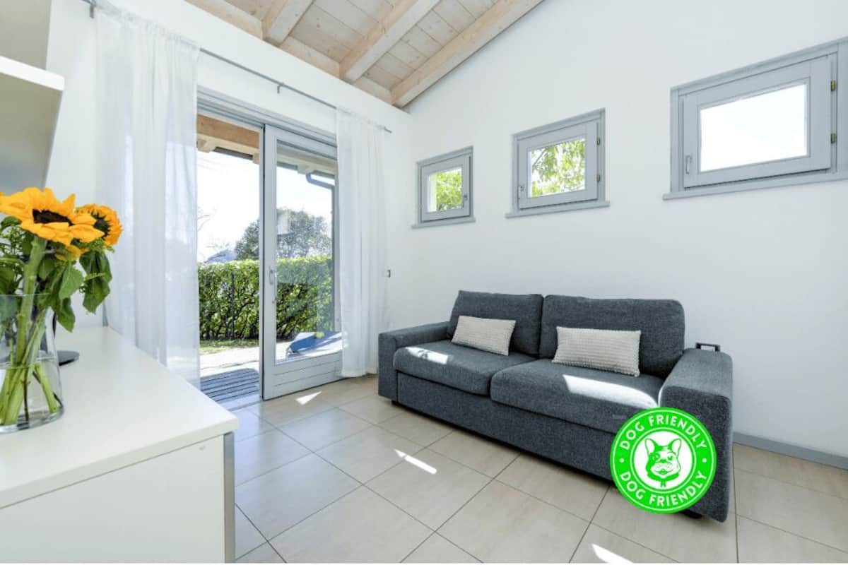 Apartment, 2 Bedrooms | Ruang tamu | TV skrin rata, bola sepak meja, meja ping pong