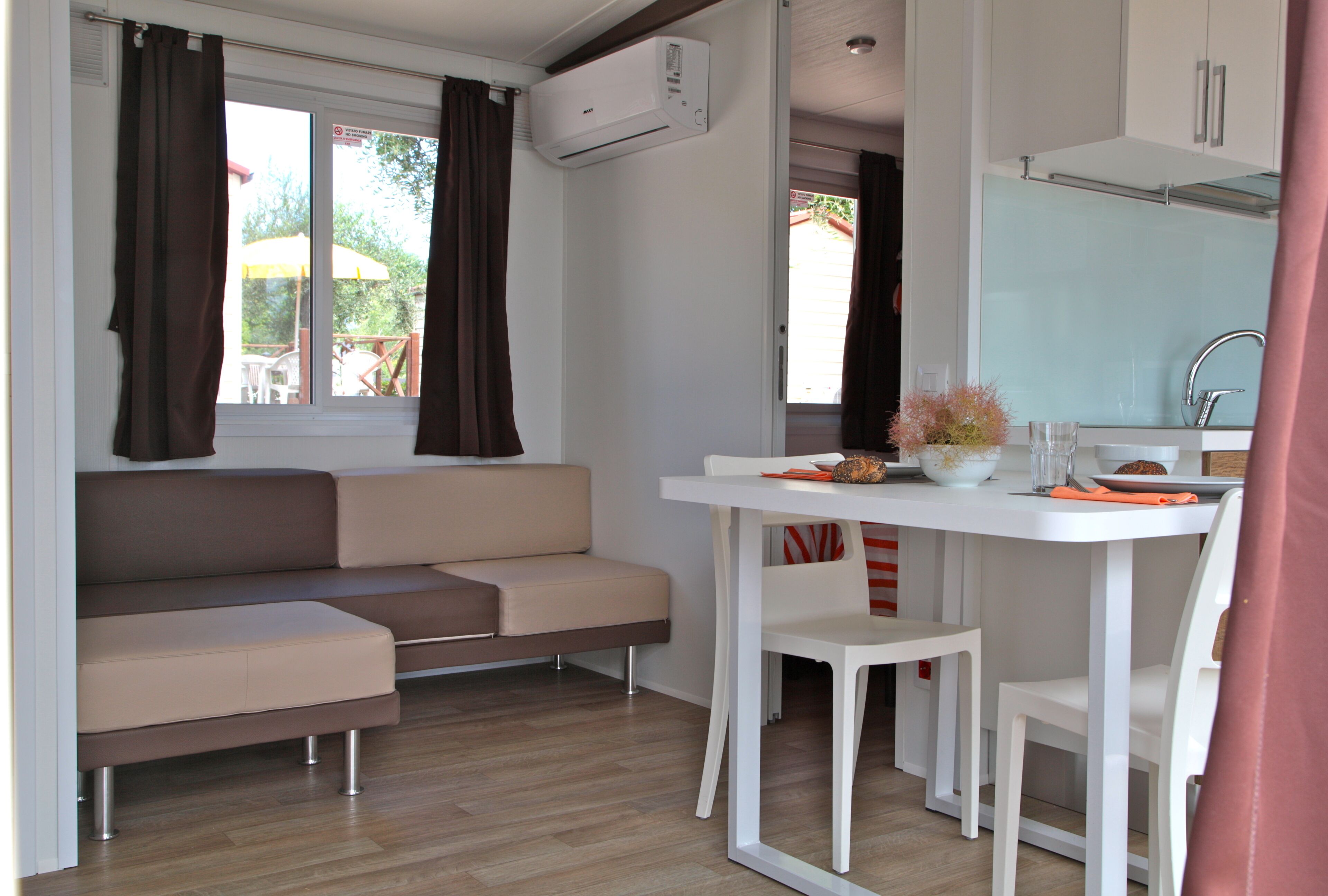 Kjøleskap, mikrobølgeovn, kokeplater og høy barnestol