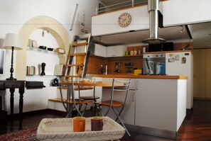 Loft | Private kitchen | Full-size fridge, microwave, oven, stovetop - IzzHome Baylle (Cagliari)