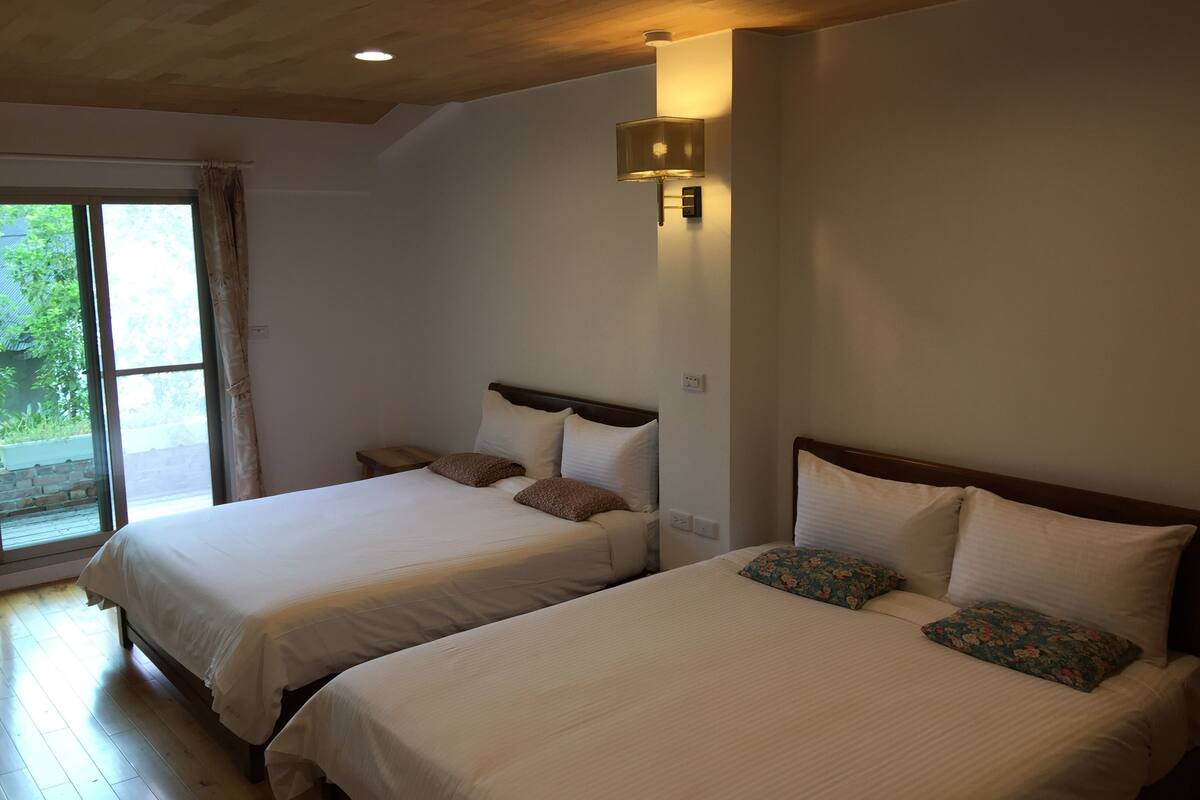 Habitación cuádruple estándar | Ropa de cama de alta calidad y internet por cable gratis
