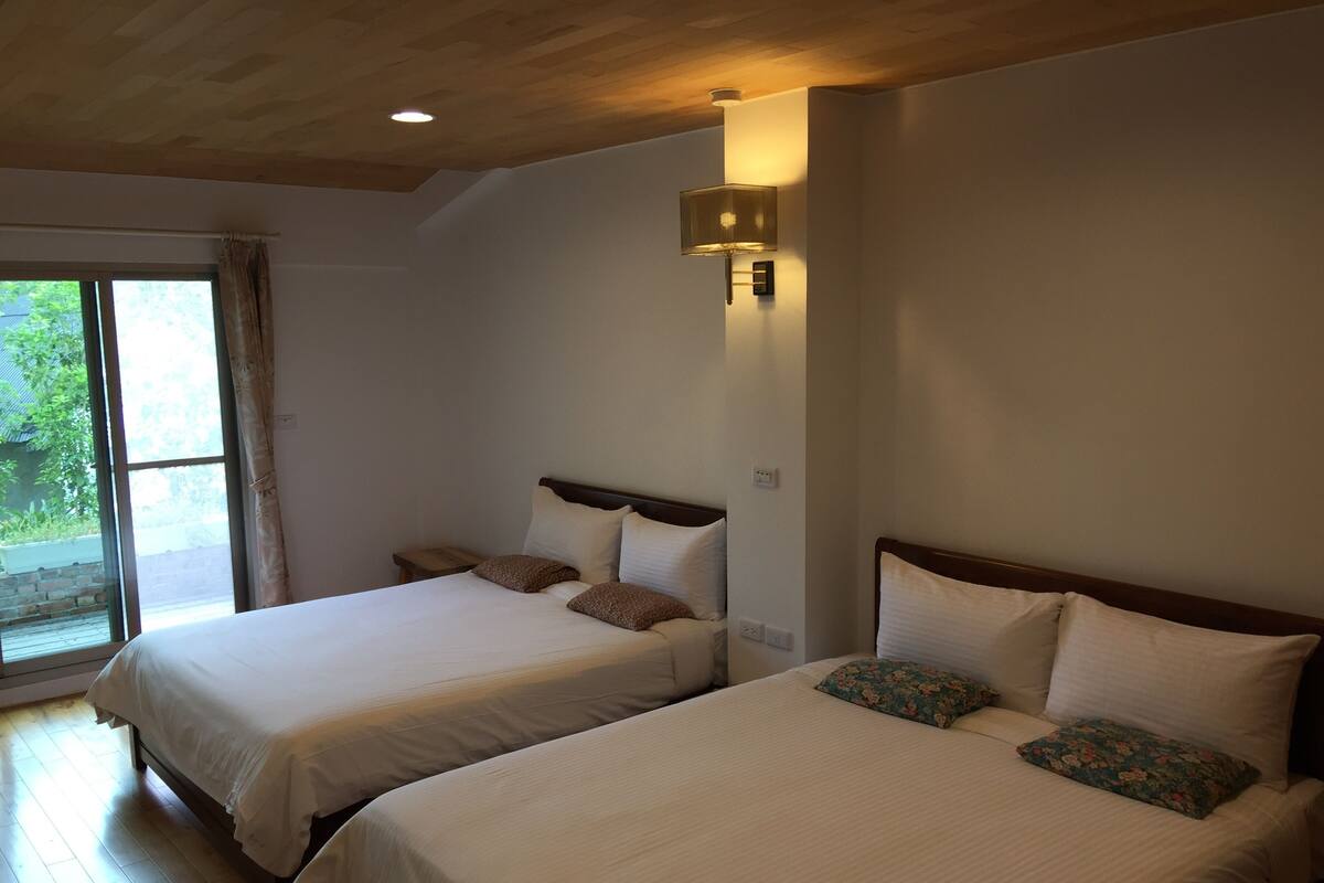 Premium bedding, free wired Internet