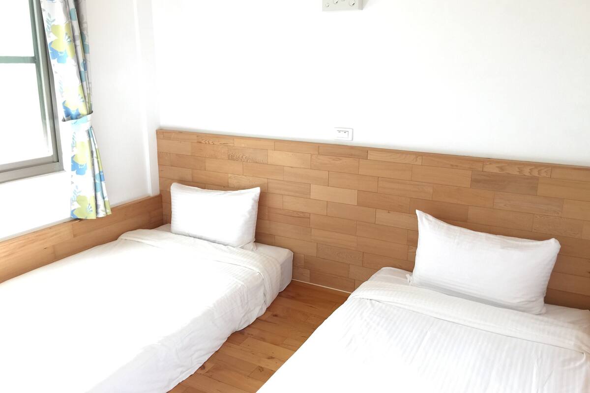 Habitación cuádruple clásica | Ropa de cama de alta calidad y internet por cable gratis