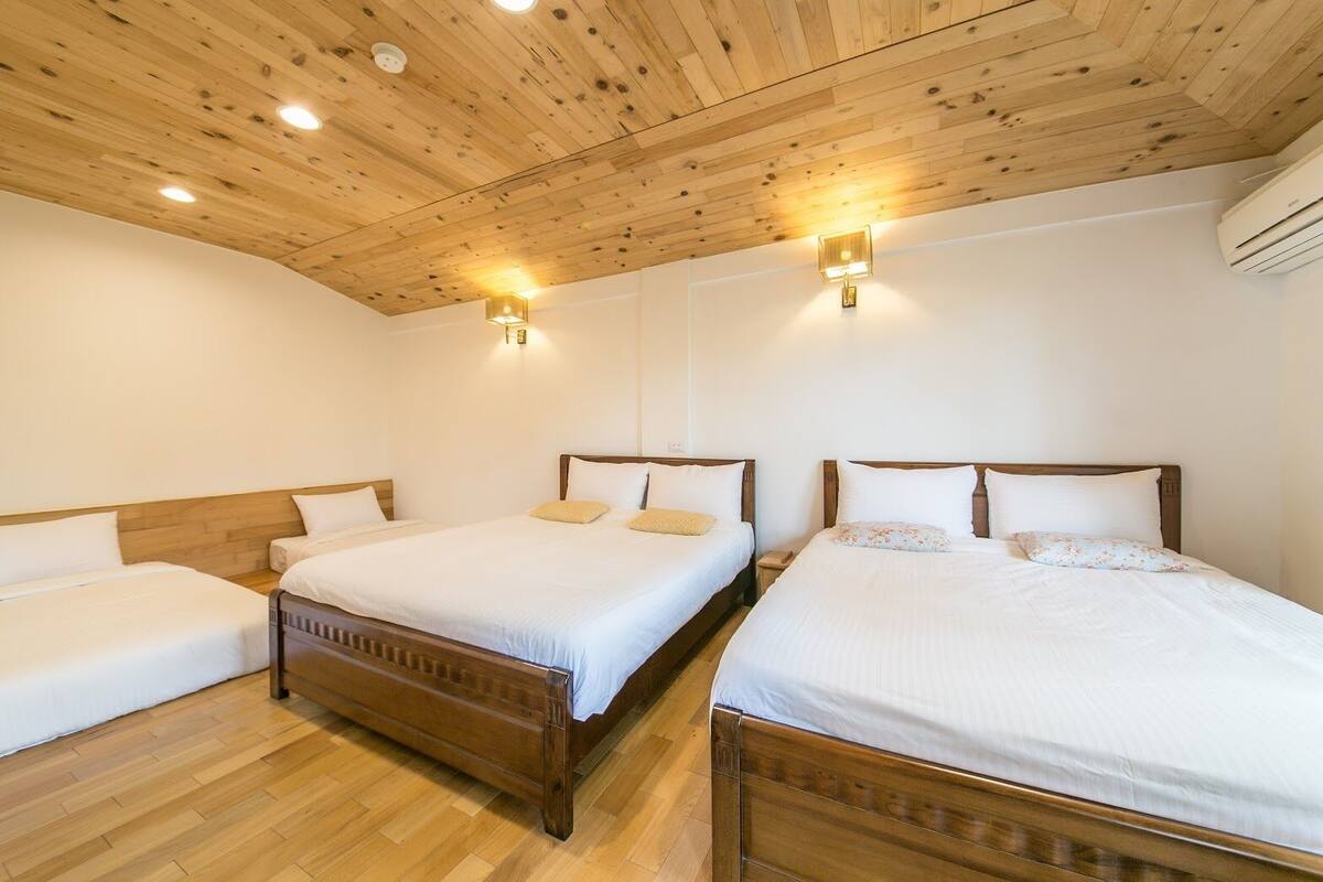 Premium bedding, free wired Internet