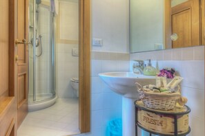 Ducha, artículos de higiene personal gratuitos y secador de pelo