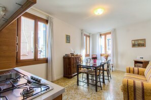 Habitació doble, terrassa, vistes al canal (up to 2 people) | Sala d'estar | Televisor de pantalla plana 