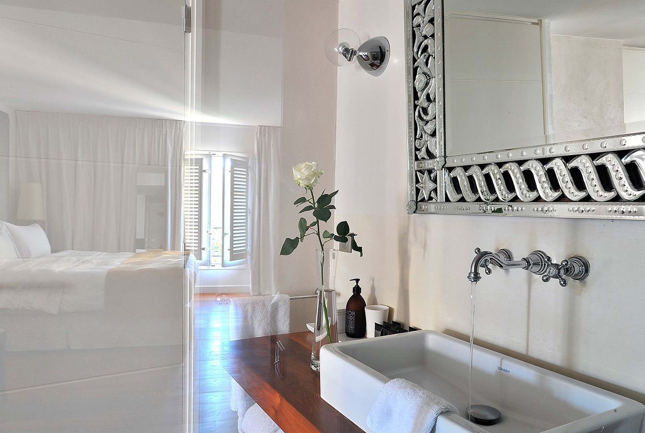 deluxe double room | bathroom sink