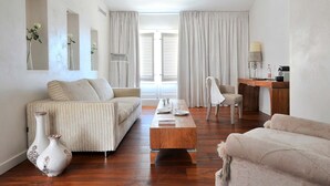 Una sala de estar moderna con un sofá, una mesa de centro y jarrones decorativos.