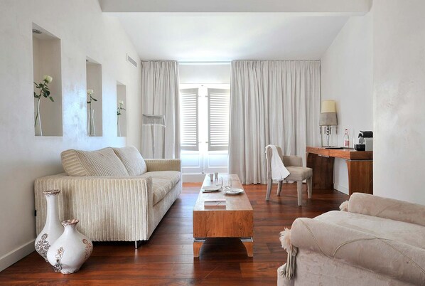 Suite | Living area | Flat-screen TV - La Maison d'Aix (Aix-en-Provence)
