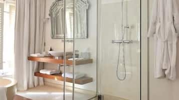 Een douche, gratis toiletartikelen, een haardroger, badjassen
