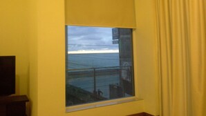 A room with a window overlooking a street. - Apartment by the Sea - Sea Ezta by Otium (Colombo)