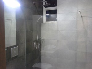 Appartement Deluxe, 3 chambres, accessible aux personnes à mobilité réduite, vue océan | Douche de la salle de bain