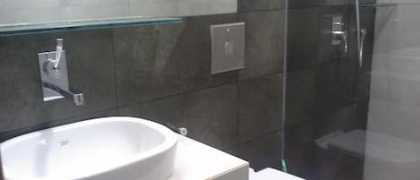 Deluxe Apartment, 3 Bedrooms, Accessible, Ocean View | Bathroom | Shower, free toiletries, towels