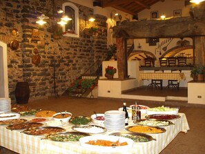 Daily cooked-to-order breakfast (EUR 8 per person)