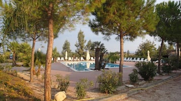 Una piscina al aire libre de temporada