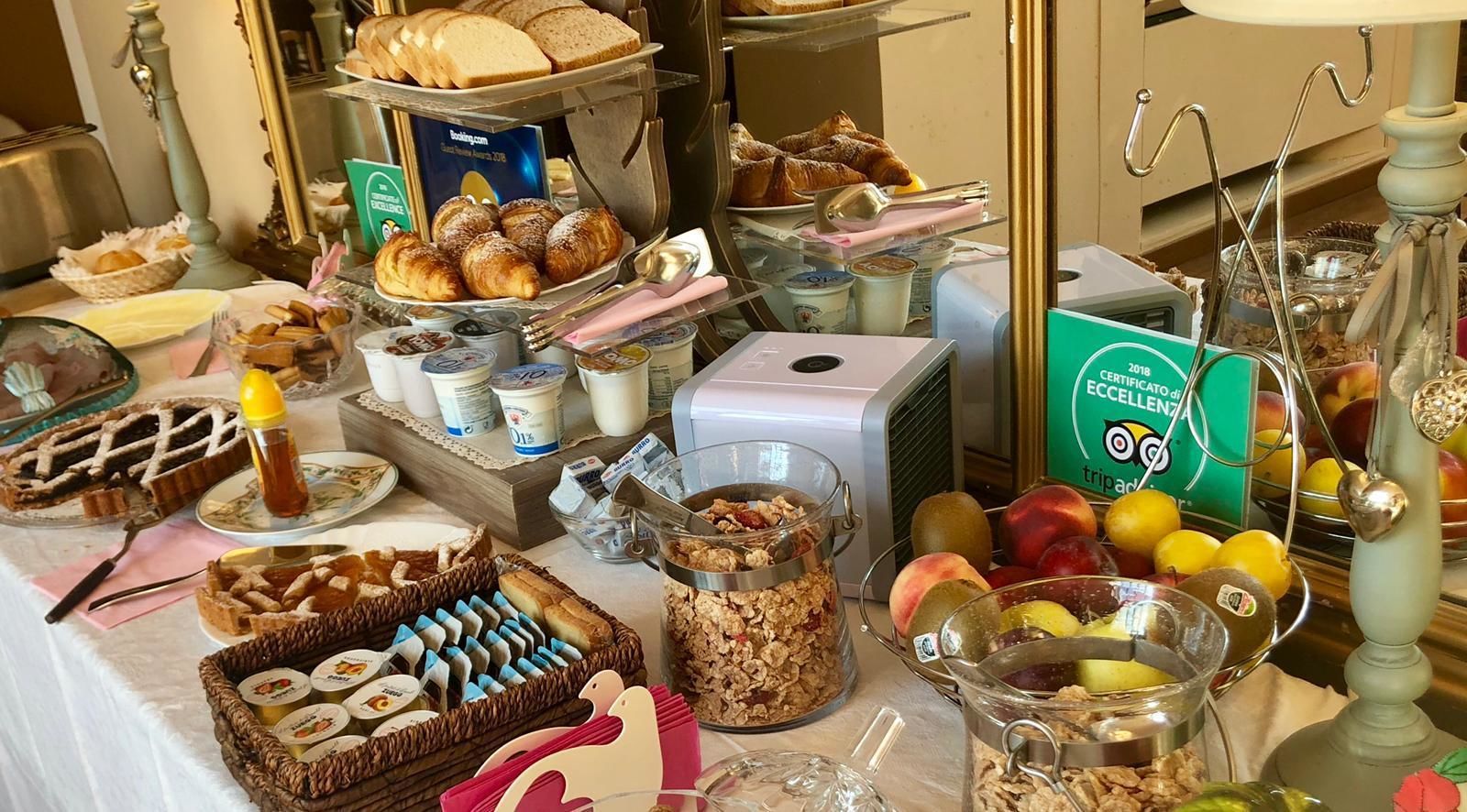 Tägliches Frühstücksbuffet (10 EUR pro Person)