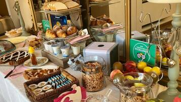 Petit déjeuner buffet (10 EUR par personne)