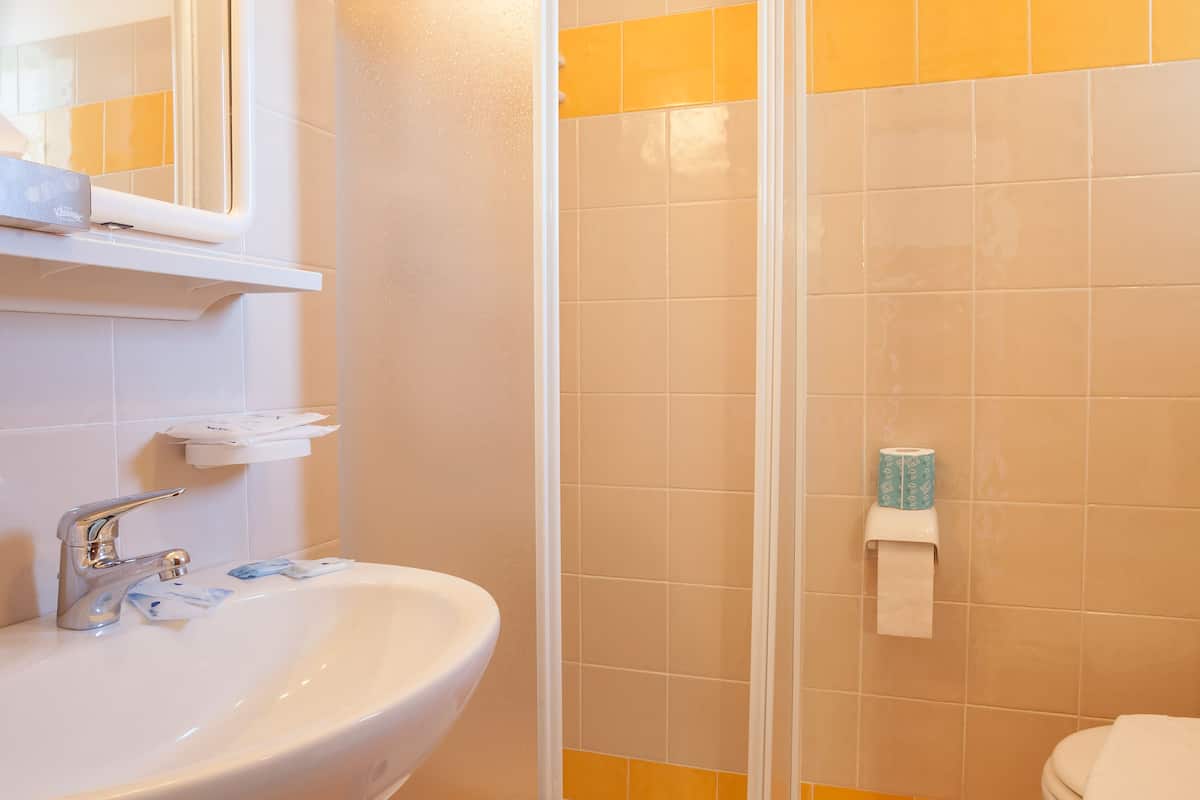 classic triple room | bathroom | deep-soaking bathtub, free toiletries, hair dryer, bidet