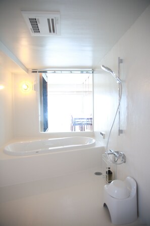 Deluxe Room with 2 Double Beds | Bathroom | Shower, free toiletries, hair dryer, slippers - uzuhouse - Hostel (Shimonoseki)