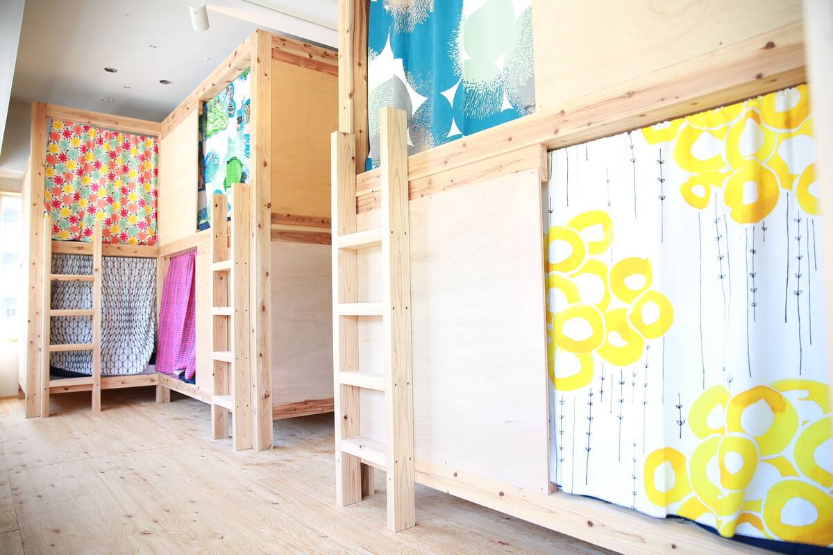 16 Female Dorm Room | WiFi (free), bed sheets