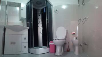 Pancuran mandi, hulu semburan hidrourut, pengering rambut, bidet